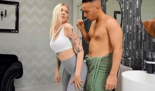 Tattooed blonde ass in leggings rubs against the cock of a muscular guy