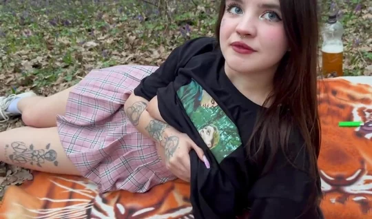 Russian bitch gives a cool blowjob to her boyfriend at a picnic